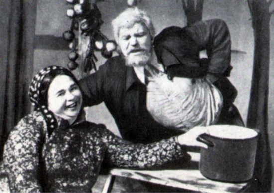 М. М. Климов и О. Н. Воробьёва в сцене из спектакля «Ураган» Таганрогского драматического театра, 1973.